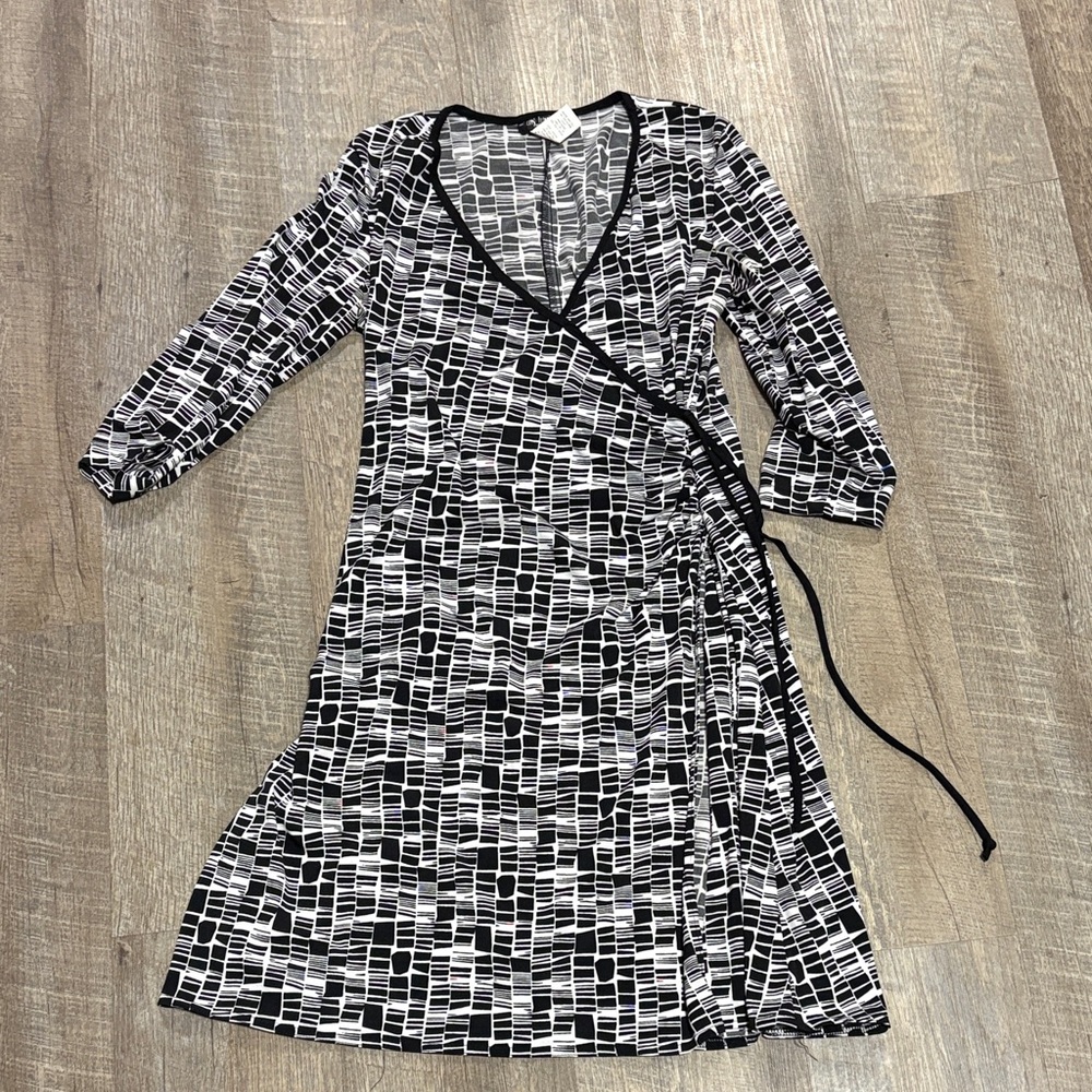 City Triangles Monochrome Geometric Long Sleeve Dress